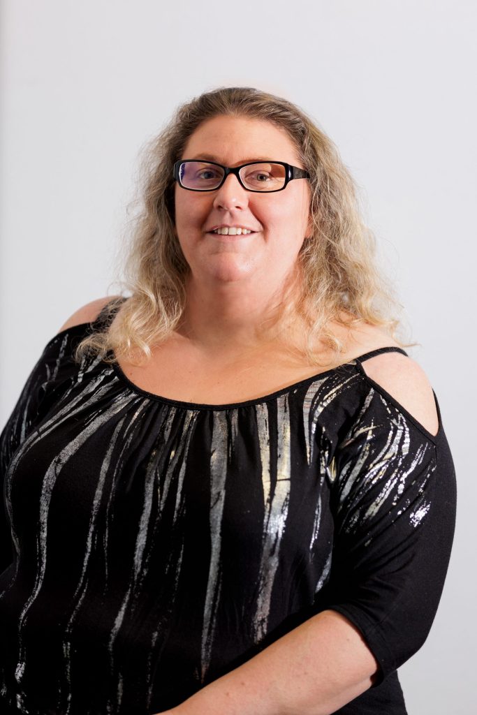 Nicole-Oettlin-Buchhaltung-Buerokraft-unseres-Vertrauens--683x1024